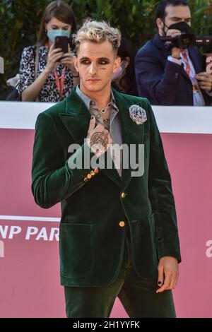 Roma, Italia. 19 Ott 2021. Italia, Roma, 19 Ottobre 2021 : la cantante italiana Achille Lauro partecipa al tappeto rosso del film 'anni da cane' Photo Credit: Fabio Mazzarella/Sintesi/Alamy Live News Foto Stock