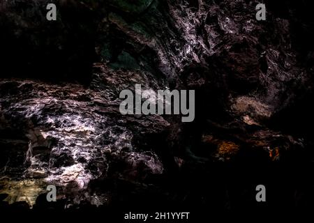 Scuro, colorfultures delle pareti in un tubo di lava dell'isola di Canaria. Foto Stock