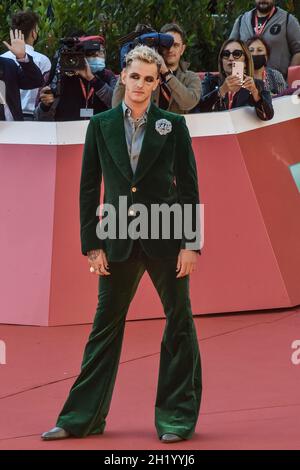 Roma, Italia. 19 Ott 2021. Italia, Roma, 19 Ottobre 2021 : la cantante italiana Achille Lauro partecipa al tappeto rosso del film 'anni da cane' Photo Credit: Fabio Mazzarella/Sintesi/Alamy Live News Foto Stock