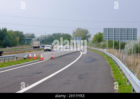 Svincolo inutilizzabile sull'autostrada M49 nei pressi di Avonmouth Bristol. Raccordo completato senza rampa di sicurezza. Foto Stock