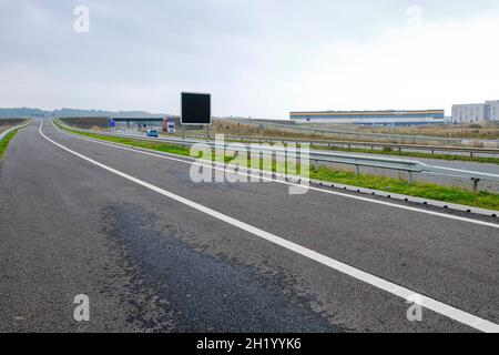 Svincolo inutilizzabile sull'autostrada M49 nei pressi di Avonmouth Bristol. Raccordo completato senza rampa di sicurezza. Foto Stock