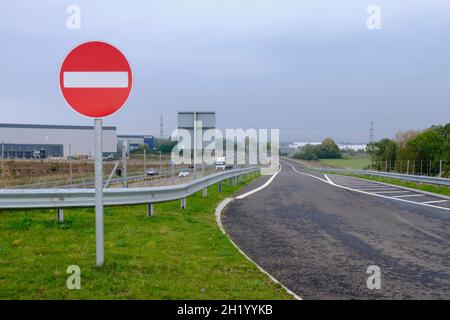 Svincolo inutilizzabile sull'autostrada M49 nei pressi di Avonmouth Bristol. Raccordo completato senza rampa di sicurezza. Foto Stock