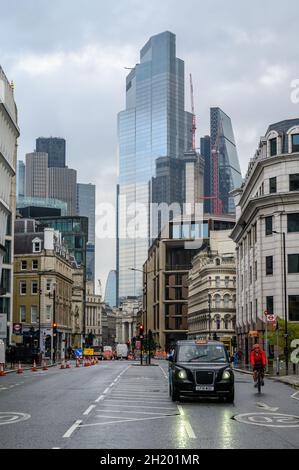 Twentytwo e gli edifici di Leadenhall accanto a 8 Bishopsgate sito di costruzione vista dalla Queen Victoria St nella City of London, Inghilterra. Foto Stock