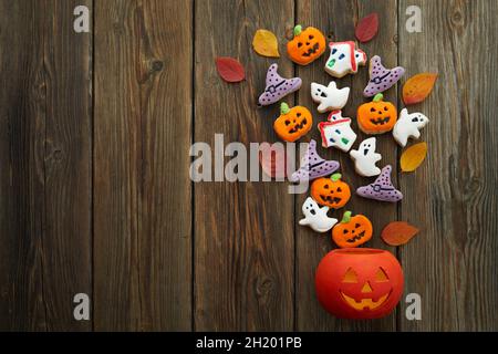 Biscotti di pan di zenzero di Halloween su tavola di legno. Il pan di zenzero fatto a mano zucca di Halloween, fantasma, cappelli. Foto Stock