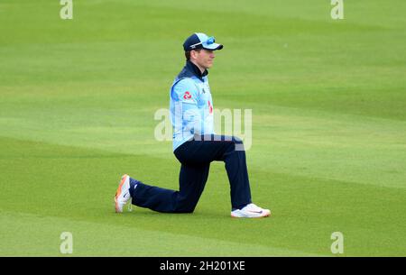 Foto del file datata 01-08-2020 del capitano d'Inghilterra Eoin Morgan prende un ginocchio a sostegno del movimento Black Lives Matter prima del secondo One Day International della Royal London Series all'Ageas Bowl di Southampton. Eoin Morgan ha rivelato che l'Inghilterra prenderà il ginocchio accanto alle Indie Occidentali prima che entrambe le parti prendano il via la loro campagna della Coppa del mondo T20 sabato. Data di emissione: Martedì 19 ottobre 2021. Foto Stock