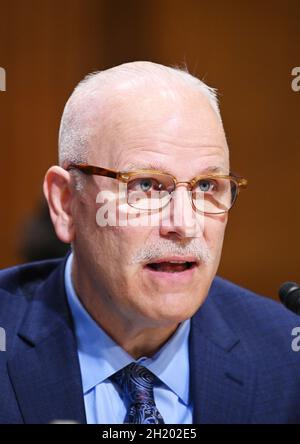 Chris Magnus testimonia dinanzi al Comitato delle Finanze del Senato la sua nomina a prossimo commissario per le dogane e la protezione dei confini degli Stati Uniti presso il Dirksen Senate Office Building a Capitol Hill a Washington, DC il 19 ottobre 2021. (Foto di Mandel NGAN/POOL/Sipa USA) Credit: Sipa USA/Alamy Live News Foto Stock