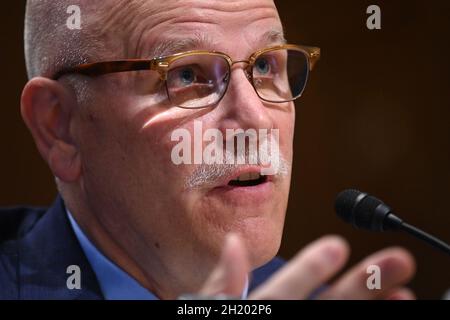 Chris Magnus testimonia dinanzi al Comitato delle Finanze del Senato la sua nomina a prossimo commissario per le dogane e la protezione dei confini degli Stati Uniti presso il Dirksen Senate Office Building a Capitol Hill a Washington, DC il 19 ottobre 2021. (Foto di Mandel NGAN/POOL/Sipa USA) Foto Stock