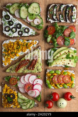 Sandwich integrali all'aperto con squali di soia e verdure varie Foto Stock