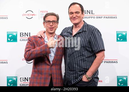 Roma, Italia. 19 Ott 2021. Direttore artistico del festival Antonio Monda e regista Quentin Tarantino posa per fotografi durante una fotocall alla sedicesima edizione del Festival del Film di Roma (Italia), 18 ottobre 2021 Photo Pool Rome Film Fest/Insidefoto Credit: Insidefoto srl/Alamy Live News Foto Stock