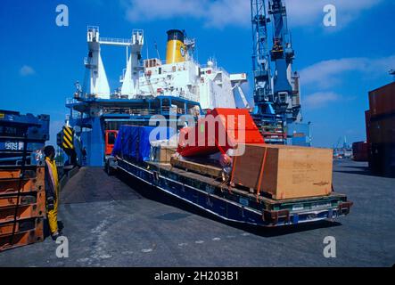 Operazione di roll on-roll off nel porto di Amburgo. Foto Stock