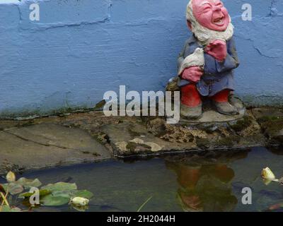 Un parco a tema sbiadito sul bordo del fiume Wye. Statue di cemento rotto appiccicoso, edifici in miniatura di cemento su scala, gnomes giardino aspetto arrabbiato, un giro pazzo guardando su anatra di vetroresina. Il tutto aggiunge un'esperienza desolata ai vicini camper caravan. Foto Stock