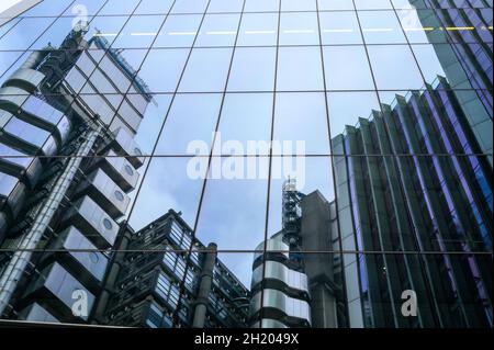 Lloyd's of London e gli edifici Willis si riflettono nella facciata in vetro dell'edificio Scalpel in Lime Street, City of London, Inghilterra. Foto Stock