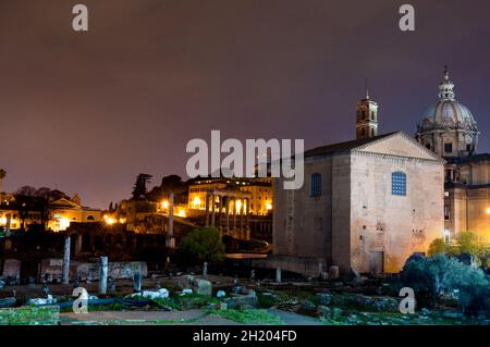 Tempio di Saturno colonne corinzie, 44 a.C. Senato Curia Giulia e cupola barocca della Chiesa dei Santi Luca e Martina, foro Romano, Italia. Foto Stock