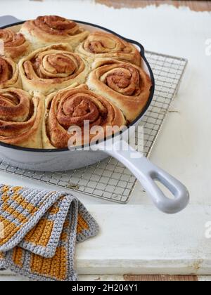 Dolci danesi alla cannella in una padella di smalto Foto Stock