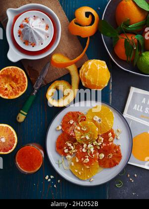 Succo d'arancia e insalata d'arancia Foto Stock