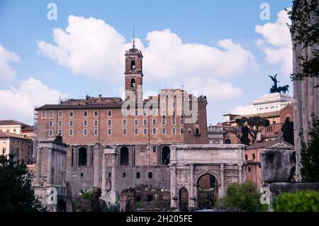 Arco di Settimio Severo e Tempio di Vespasiano e Tito a Roma, Italia. Foto Stock