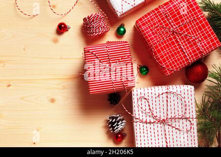 Regali di Natale su sfondo di legno. Festa di capodanno e confezione regalo. Foto Stock