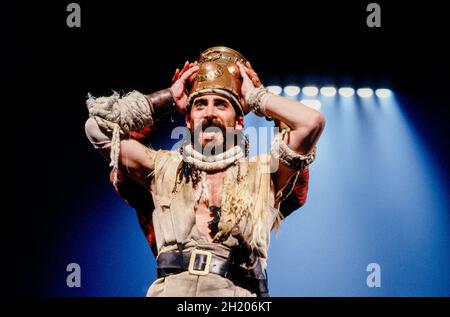 Antony Sher (Tamburlaine) in TAMBURLAINE IL GRANDE di Christopher Marlowe alla Royal Shakespeare Company (RSC), Swan Theatre, Stratford-upon-Avon, Inghilterra 01/09/1992 design: Johan Engels illuminazione: Wayne Dowdeswell movimento: Welcome Msomi Figures: Johnny Hutch regista: Terry Hands Foto Stock