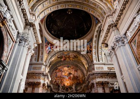 Chiesa di San Ignazio a Roma con soffitto affrescato, archi e fregi corinzi scanalati, Italia. Foto Stock