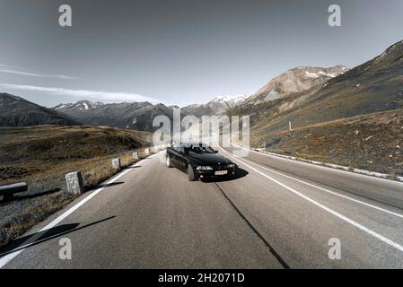 BMW che si deriva su una strada di montagna. Perfetto per la carta da parati e lo sfondo per volantini o homepage. Foto Stock