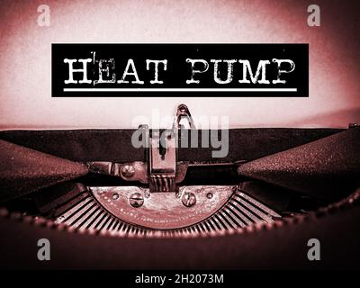 Pompa di calore visualizzata su una macchina da scrivere d'epoca con testo sottolineato e bordo nero con un tono rosso Foto Stock