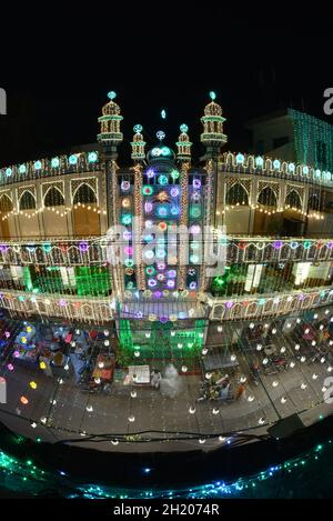 Una splendida vista della Grande Moschea Hazrat Shah Inayet Qadri illuminata con luci colorate in connessione con le celebrazioni del 12 Rab-ul-Awal (Eid Milad-un-Nabi) a Lahore. La nazione e in tutto il mondo celebrano l'anniversario della nascita (Eid Milad-un-Nabi) del santo profeta Muhammad (Pace su di lui) nato nell'anno 570, il 12 di Rabi-ul-Awwal con zelo religioso, fervore ed entusiasmo in tutto il paese. Migliaia di musulmani pakistani parteciperanno martedì alle processioni religiose, alle cerimonie e alla distribuzione di pasti gratuiti tra i poveri. La congrega di Milad-un-Nabi Foto Stock