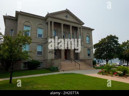 Alpena Michigan, Stati Uniti d'America - 19 luglio 2021: Edificio del municipio e giardini ad Alpena Foto Stock