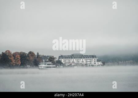 Nave sul lago a zell am See Foto Stock
