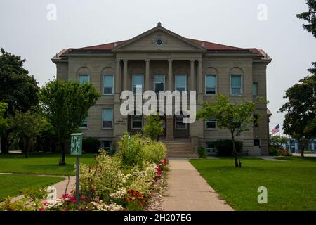 Alpena Michigan, Stati Uniti d'America - 19 luglio 2021: Edificio del municipio e giardini ad Alpena Foto Stock