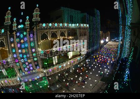 Una splendida vista della Grande Moschea Hazrat Shah Inayet Qadri illuminata con luci colorate in connessione con le celebrazioni del 12 Rab-ul-Awal (Eid Milad-un-Nabi) a Lahore. La nazione e in tutto il mondo celebrano l'anniversario della nascita (Eid Milad-un-Nabi) del santo profeta Muhammad (Pace su di lui) nato nell'anno 570, il 12 di Rabi-ul-Awwal con zelo religioso, fervore ed entusiasmo in tutto il paese. Migliaia di musulmani pakistani parteciperanno martedì alle processioni religiose, alle cerimonie e alla distribuzione di pasti gratuiti tra i poveri. La congrega di Milad-un-Nabi Foto Stock