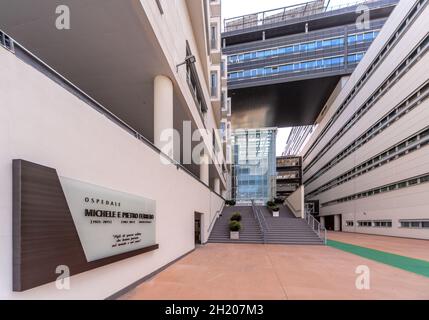 Verduno, Alba, Piemonte, Italia - 12 ottobre 2021: Ingresso, chiamato Santa Vittoria, dell'Ospedale Michele e Pietro Ferrero, ASL CN2 Foto Stock