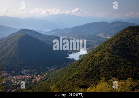 Vista dalla cima del monte Poncione di Ganna verso la Valganna. Cuasso al Monte, quartiere Varese, Lombardia, Foto Stock