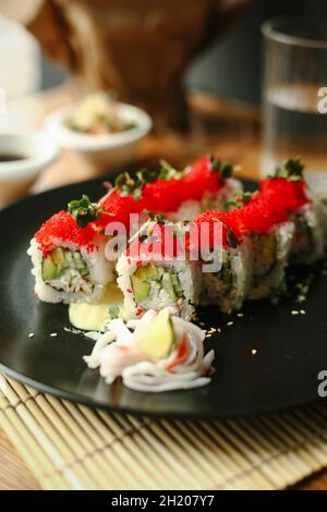 Involtini di sushi con cetriolo e capriolo di pesce volante Foto Stock
