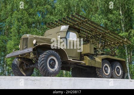 VELIZH, RUSSIA - 04 LUGLIO 2021: BM-13NM 'Katyusha' lancio multiplo lanciarazzi primo piano in un soleggiato giorno di luglio Foto Stock