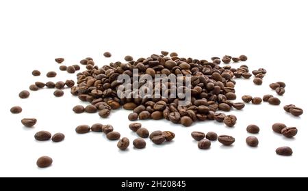 Chicchi di caffè sparsi isolati su sfondo bianco Foto Stock