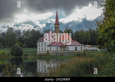 Vista del Palazzo Priorato in un nuvoloso giorno di settembre. GATCHINA, regione di Leningrado. Russia Foto Stock