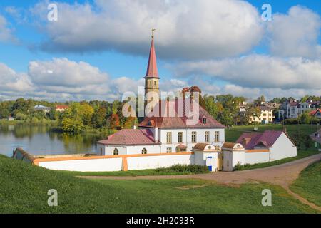 Antico Palazzo del Priorato in un giorno di settembre soleggiato. GATCHINA, regione di Leningrado. Russia Foto Stock