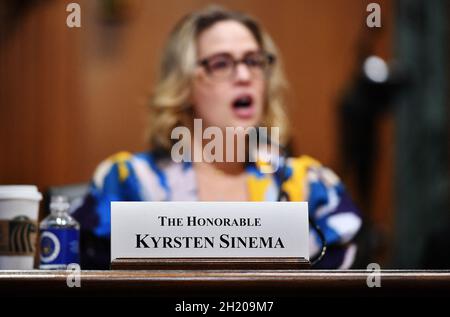 Il senatore Kyrsten Sinema, D-AZ, parla durante l'audizione del Comitato delle Finanze del Senato sulla nomina di Chris Magnus come prossimo commissario per le dogane e la protezione dei confini degli Stati Uniti nell'edificio del Senato di Dirksen a Capitol Hill a Washington, DC il 19 ottobre 2021. Foto di Mandel NGAN/Pool/ABACAPRESS.COM Foto Stock