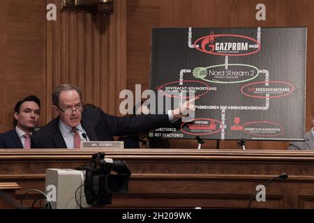 Washington, Stati Uniti. 19 Ott 2021. Il senatore STATUNITENSE Pat Toomey(R-PA) mostra un'immagine durante un'audizione sulla revisione della politica di sanzione del Dipartimento di TreasuryÕs, oggi il 19 ottobre 2021 al Dirksen Senate/Capitol Hill a Washington DC, USA. (Foto di Lenin Nolly/Sipa USA) Credit: Sipa USA/Alamy Live News Foto Stock