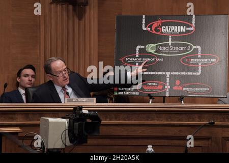 Washington, Stati Uniti. 19 Ott 2021. Il senatore STATUNITENSE Pat Toomey(R-PA) mostra un'immagine durante un'audizione sulla revisione della politica di sanzione del Dipartimento di TreasuryÕs, oggi il 19 ottobre 2021 al Dirksen Senate/Capitol Hill a Washington DC, USA. (Foto di Lenin Nolly/Sipa USA) Credit: Sipa USA/Alamy Live News Foto Stock