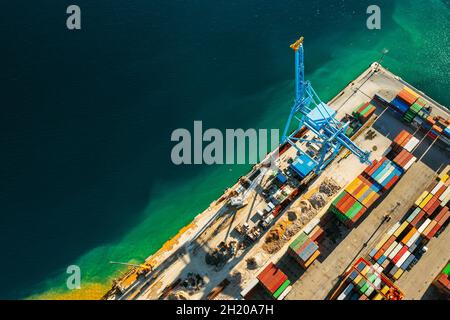 Vista aerea dei container che caricano e scaricano la nave nel porto marittimo. Logistica e trasporto merci. Crisi e carenza di container Foto Stock