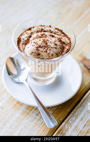 Crema di caffè ghiacciata con cioccolato grattugiato Foto Stock