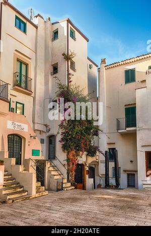 SPERLONGA, ITALIA - 8 NOVEMBRE: Le strade panoramiche nella pittoresca architettura di Sperlonga, una città costiera in provincia di Latina, Italia, circa Foto Stock