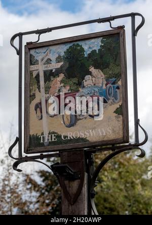 Tradizionale appeso pub cartello al Crossways Inn - casa pubblica - Churt, Farnham, Surrey, Inghilterra, Regno Unito Foto Stock