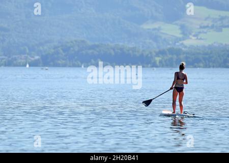 Baden und schwimmen ist erholsam, macht Spaß und kühlt bei warmen Temperaturen ab (Salzkammergut, Oberösterreich). - il bagno e il nuoto sono rilassanti, Foto Stock