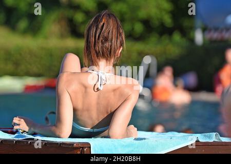 Baden und schwimmen ist erholsam, macht Spaß und kühlt bei warmen Temperaturen ab (Salzkammergut, Oberösterreich). - il bagno e il nuoto sono rilassanti, Foto Stock