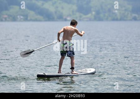 Stand-Up-Paddler am Traunsee - Paddler Stand-up sul Traunsee Foto Stock