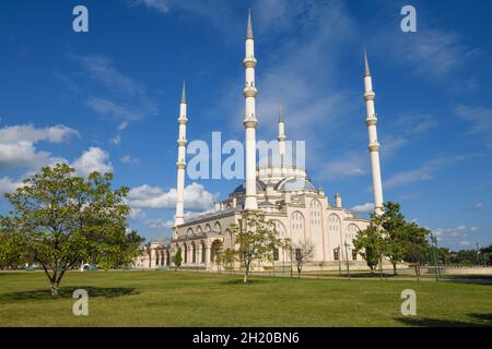 Moschea di Tashu-Haji a Gudermes in un giorno di settembre soleggiato. Repubblica cecena, Federazione russa Foto Stock