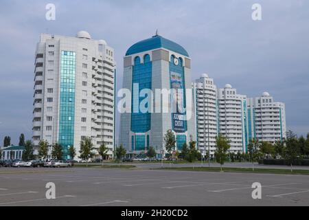 SHALI, RUSSIA - 29 SETTEMBRE 2021: Complesso di alti edifici moderni nella città di Shali la mattina di settembre Foto Stock