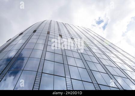 Nuvole che riflettono l'esterno in vetro di One Blackfriars, Londra Inghilterra Regno Unito Foto Stock